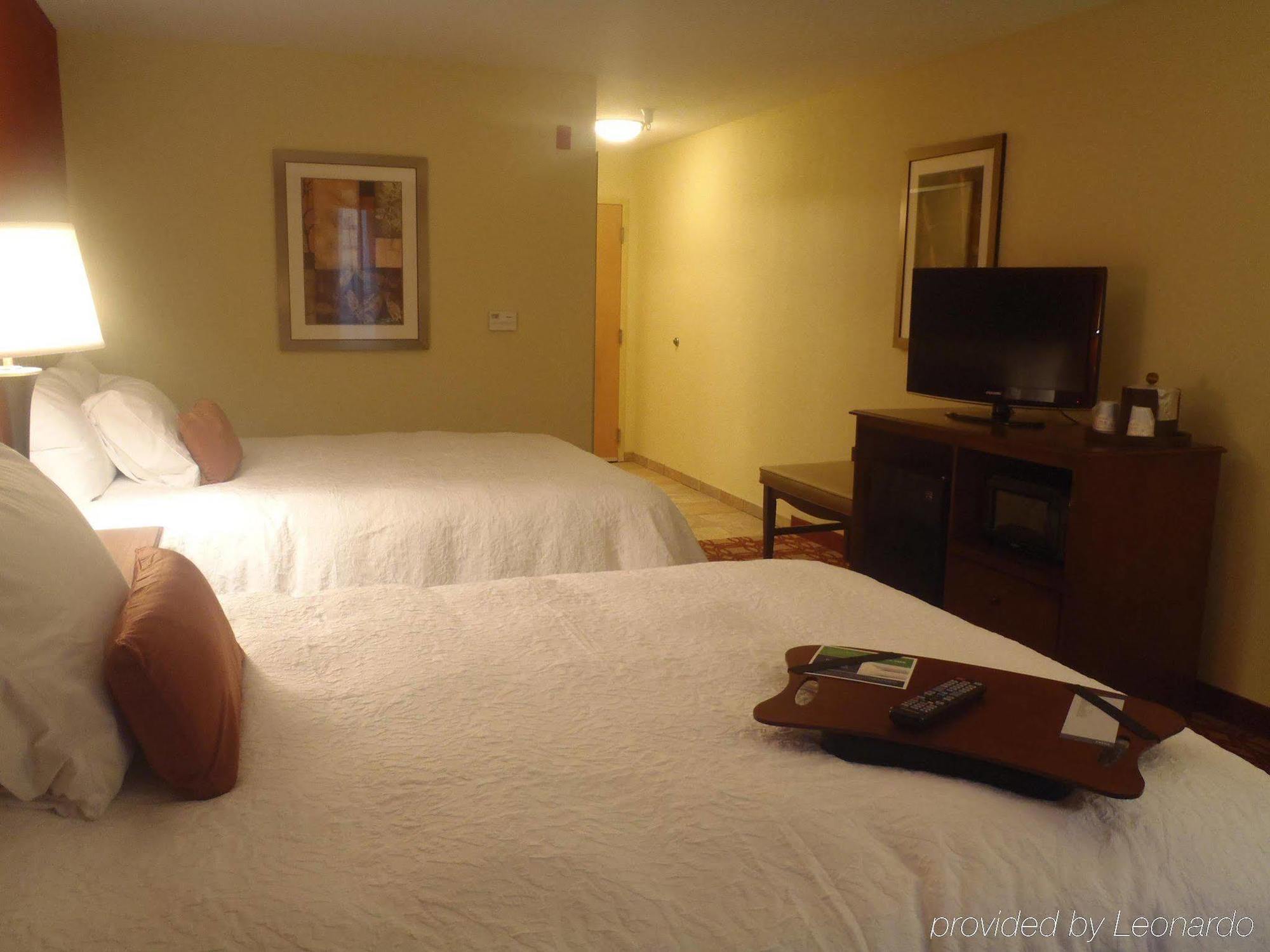 Hampton Inn & Suites Wiggins Pokoj fotografie